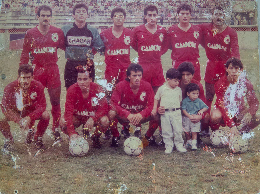 Fotografía de un equipo de fútbol antes de la restauración