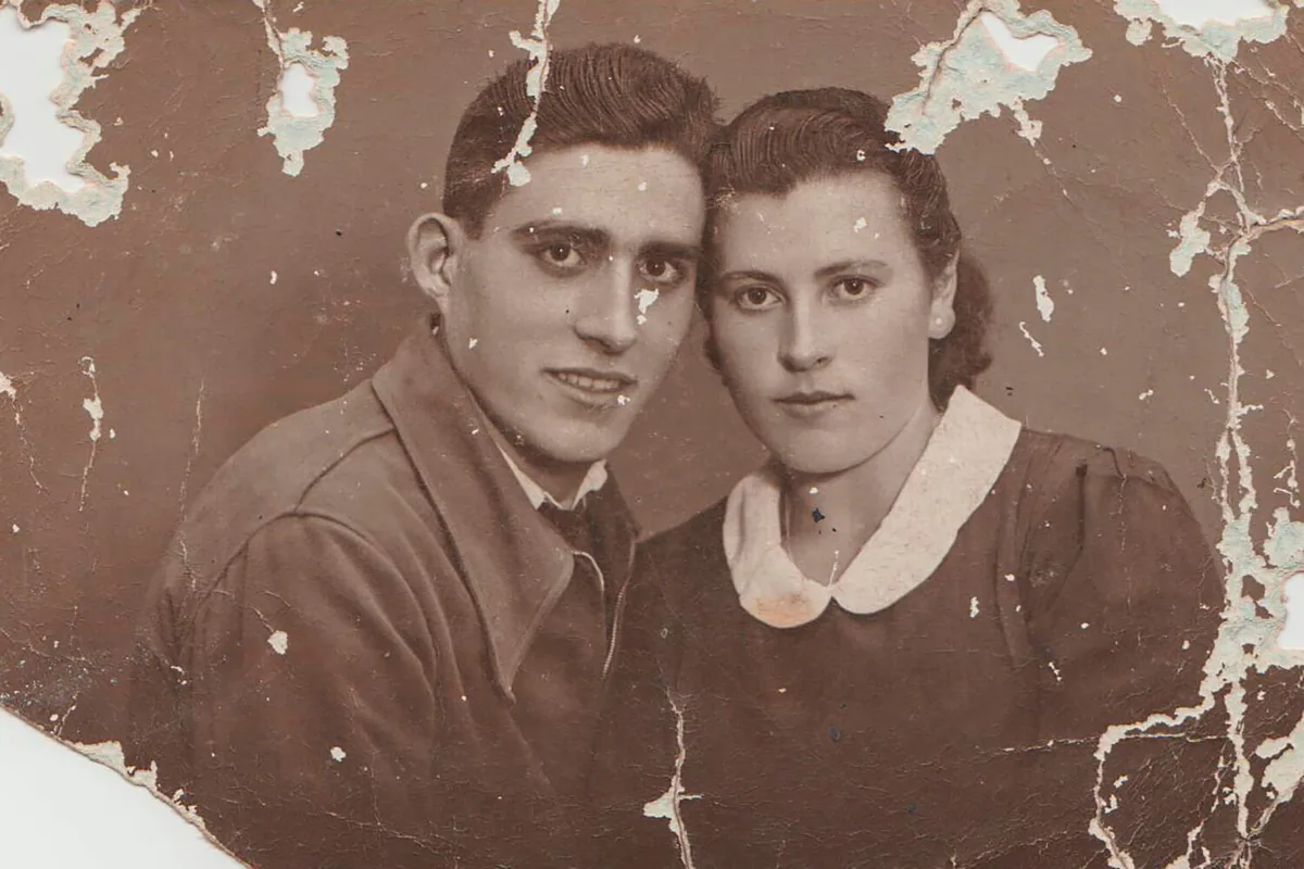 Retrato antiguo con daños severos durante la inspección de restauración
