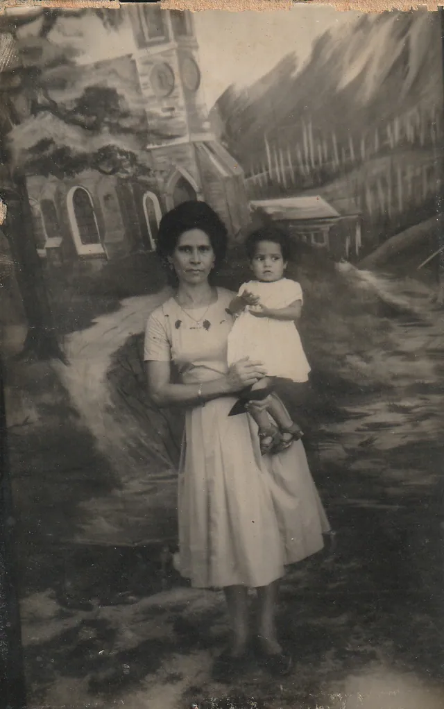 Retrato vertical con pérdida de color antes de la restauración